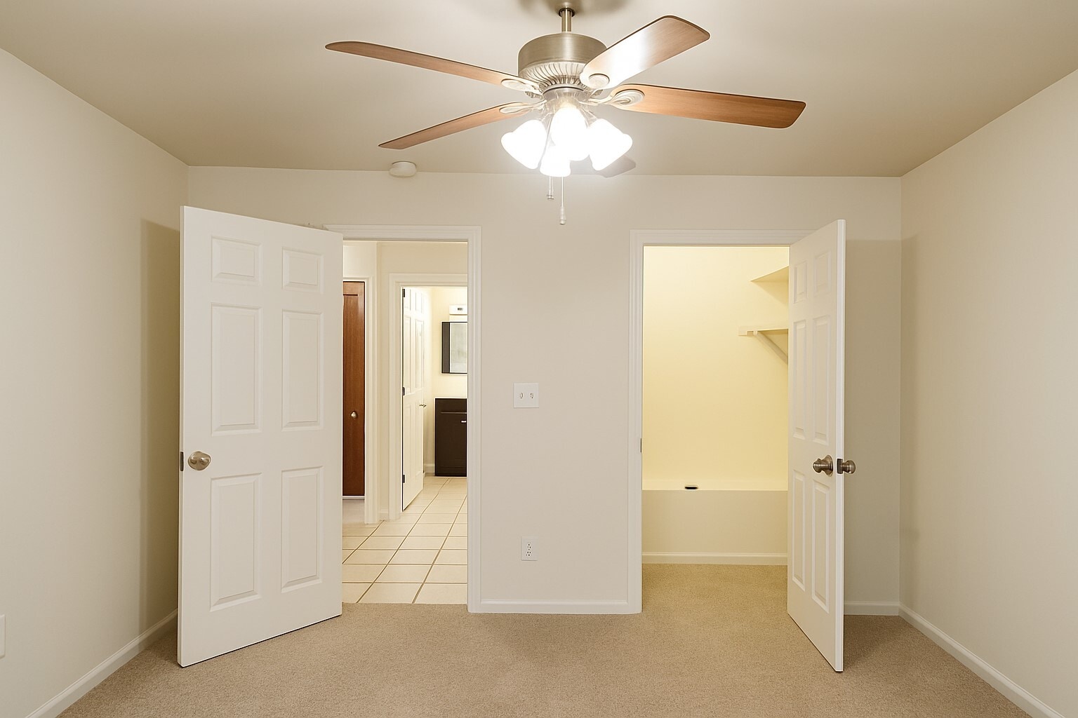 Building Photo - 950 E Rue de la Banque St