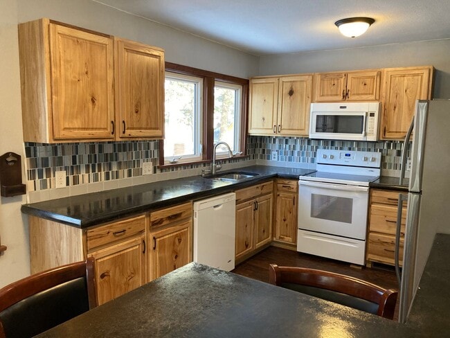 Building Photo - Amazing 4 Bedroom 2 Bathroom House with Garage!