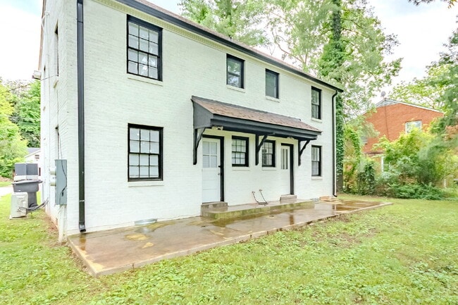 Building Photo - Fantastic 2 Bed, 1 Bath. Walk to MTSU! Uti...