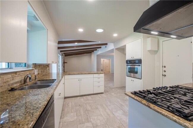 Building Photo - 2902 Silverleaf Dr