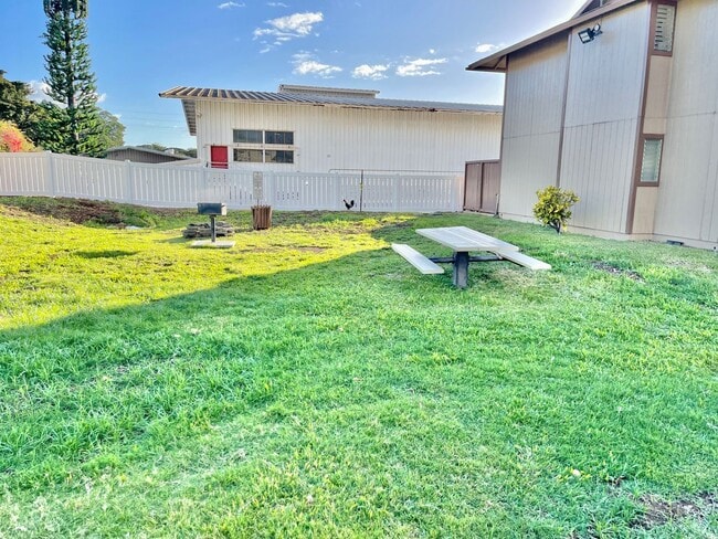 Building Photo - 2 Bed, 2 Bath Townhouse in Salt Lake near Stadium Mall & Rail Station!