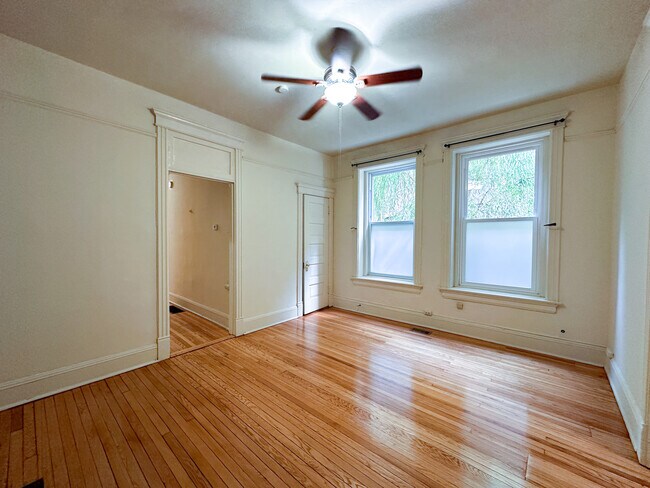 Building Photo - 2126 N Sheffield Ave