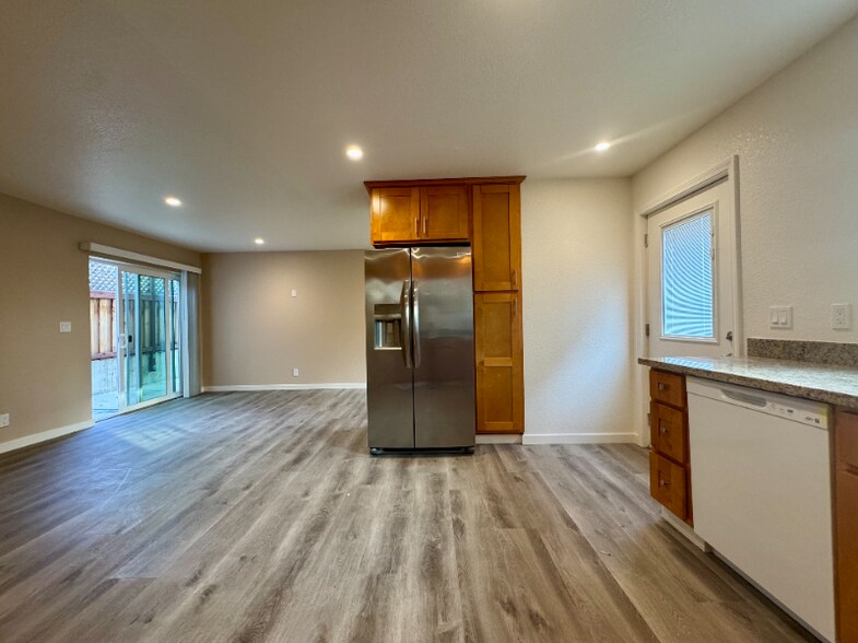 Building Photo - 148 Lancaster Way