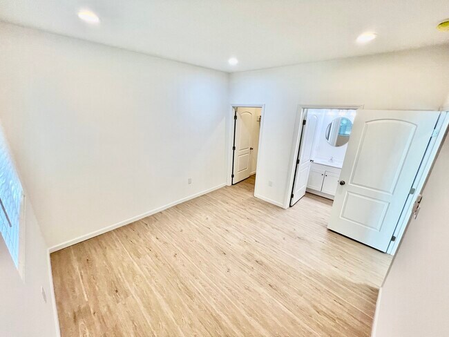 Building Photo - 859 W 43rd Pl