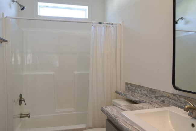 Building Photo - 1902 W Gleneagles Rd