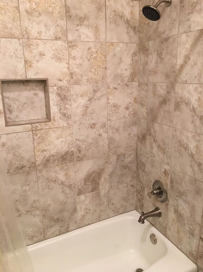 Building Photo - Awesome 2BE/2BA condo located in the heart of Sylvan Park community!