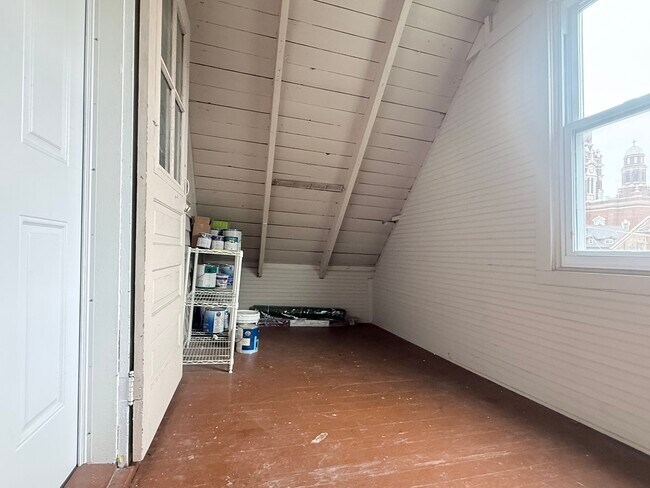 Building Photo - 3657 W Oakdale Ave