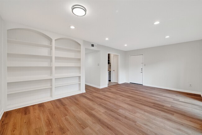 Building Photo - 500 N Post Oak Ln