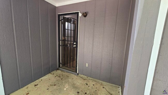 Building Photo - 313 Westcliff Center St