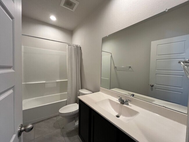 Building Photo - Modern 3 Bedroom 2 Bathroom Home In Los Lu...