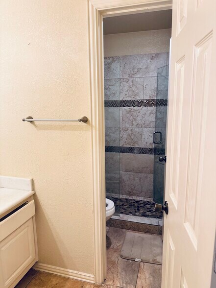Building Photo - 2805 Glen Hollow Dr