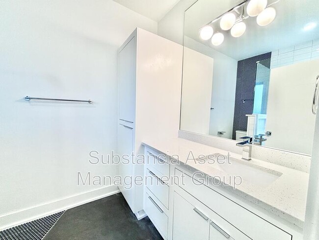 Building Photo - 2800 N McKinley Ave