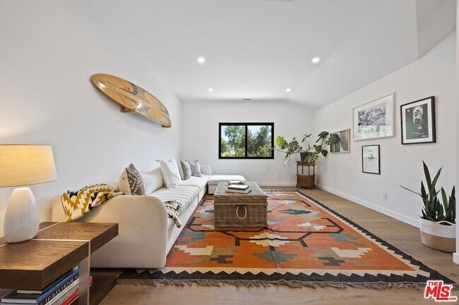 Building Photo - 1131 Rancho Dr