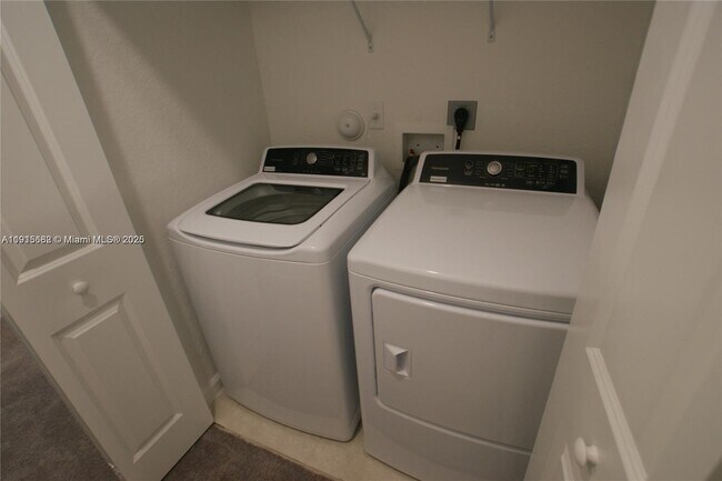 Building Photo - 2613 SE 13th Ct