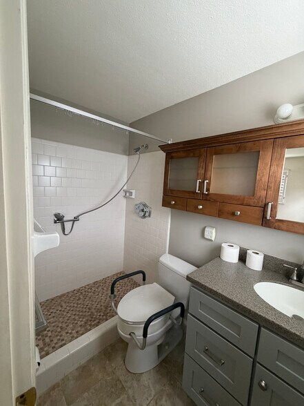 Master Bath - 3599 17th Ave N