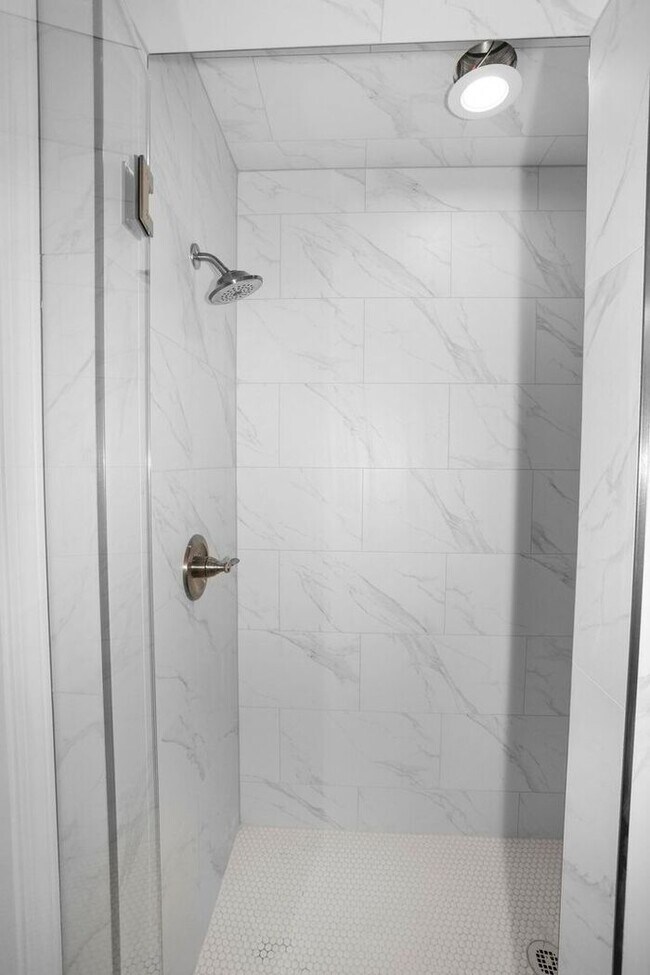 Building Photo - 7624 Woodford Ave