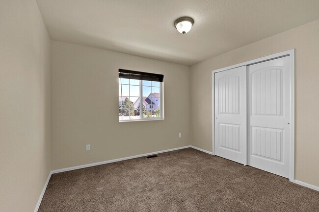 Building Photo - Move-In Ready Townhome with Luxury Finishe...