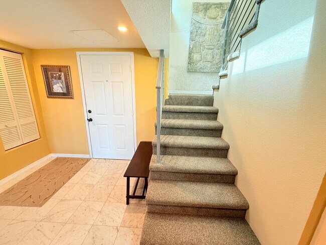 Building Photo - Huge Loft-Style 1 bed 1.5 Bath for Rent in...