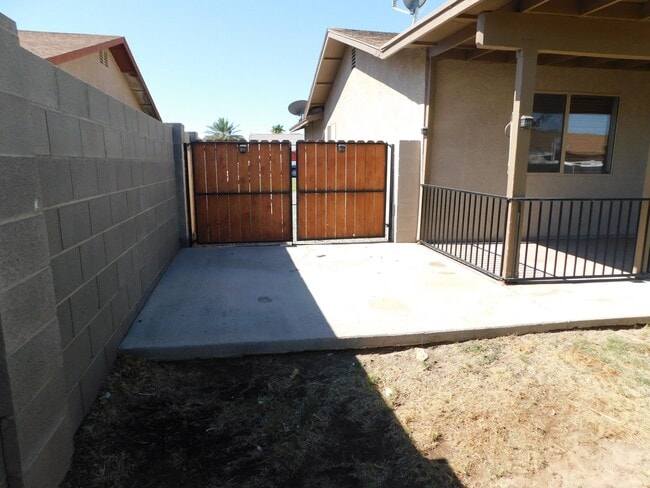 Building Photo - 4 BEDROOM HOME IN COLLEGE PARK!