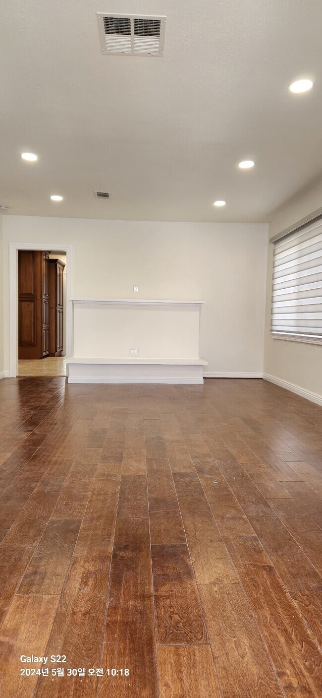 Building Photo - 1058 S Windsor Blvd