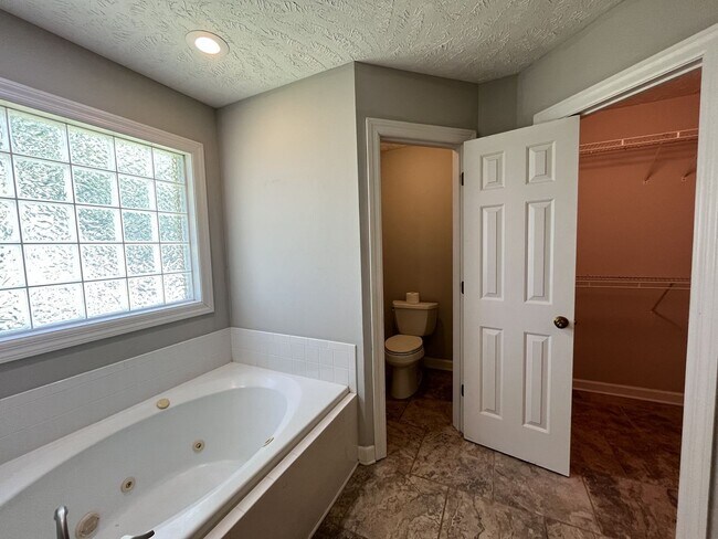 Building Photo - Super spacious 5 bedroom/3.5 bath home for rent in Murfreesboro!