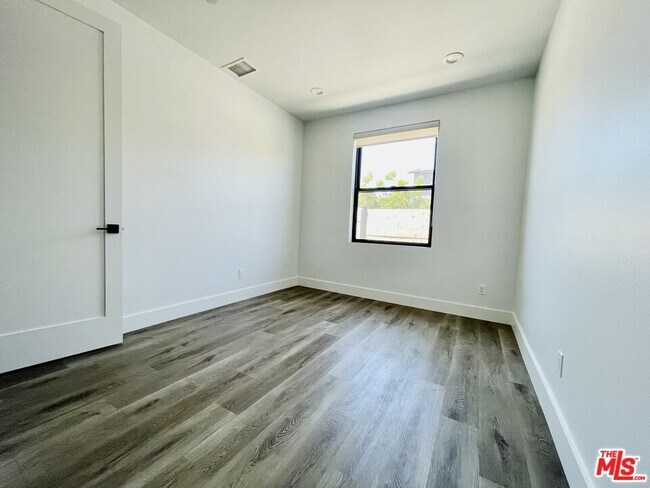 Building Photo - 11922 S Isis Ave