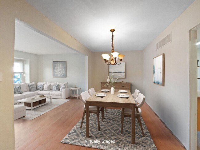 Building Photo - Bright & Spacious 3-Bedroom Townhome in So...