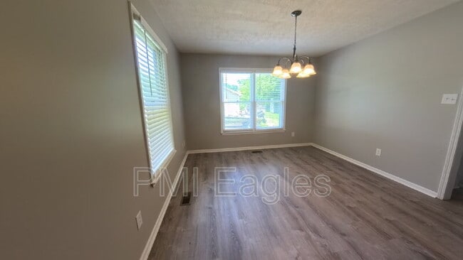 Building Photo - 504 Willow Ln
