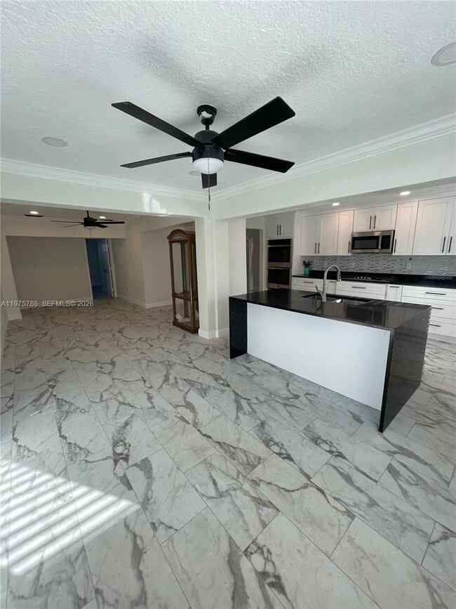 Building Photo - 365 NW 4th Ct