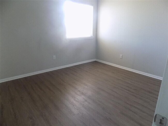 Building Photo - 825 Mica Ln