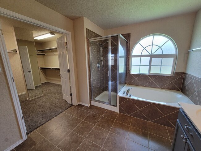 Building Photo - Charming 4 beds 2 baths in San Antonio!