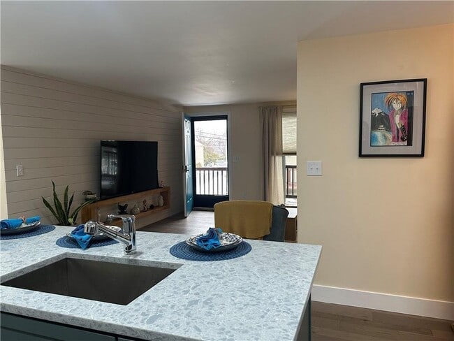 Building Photo - 351 New London Ave