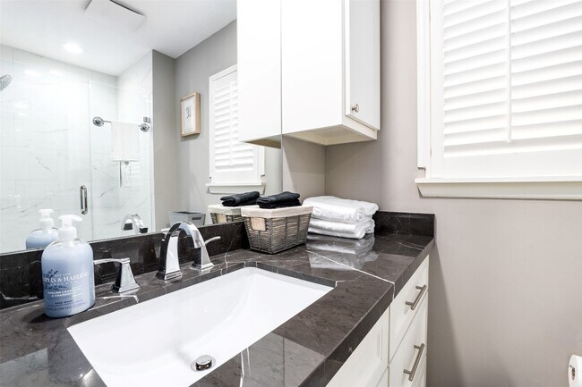 Building Photo - 9330 Meadowbriar Ln