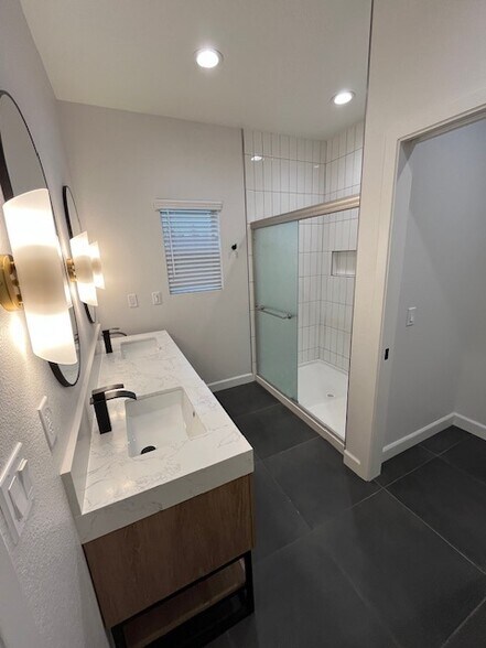 Building Photo - 2029 W Corvina Ave