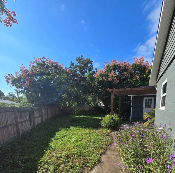 Building Photo - 933 Arlingwood Ave