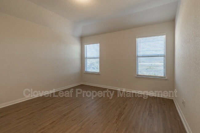 Building Photo - 10351 Lynwood Crk
