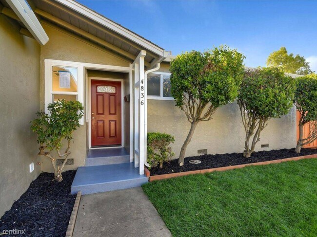 Primary Photo - 4836 Serra Ave