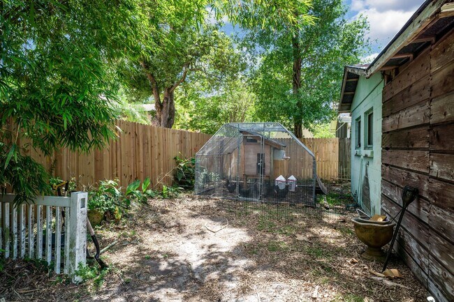 Building Photo - Hourglass District ~ Gorgeous 3/2.5 home w...