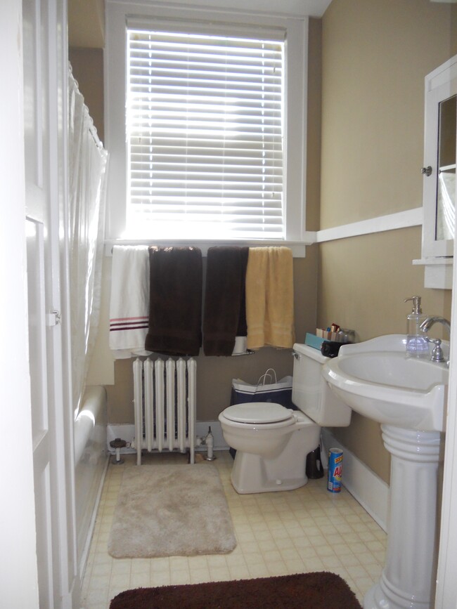 Bath - 627 Ripley St
