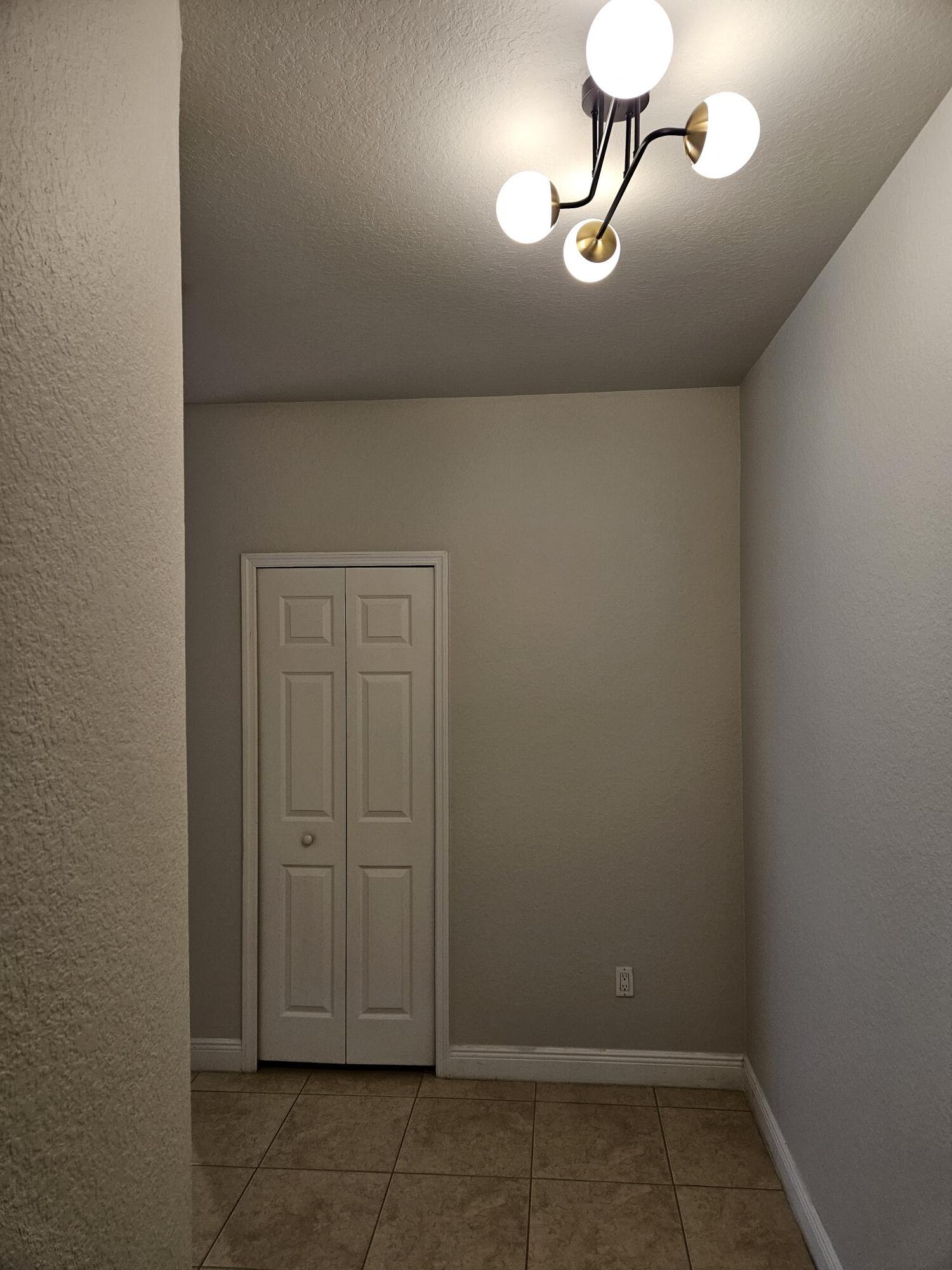 Foyer - 4828 SW 17th Pl