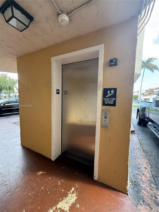 Building Photo - 8860 Fontainebleau Blvd