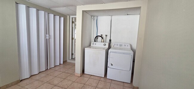 Building Photo - 2/1 Home in suberb location, pet friendly!