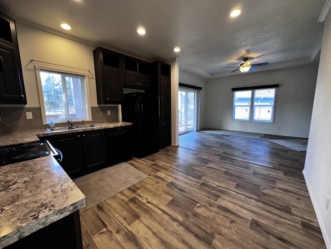 Building Photo - 834 Teal Ct SE