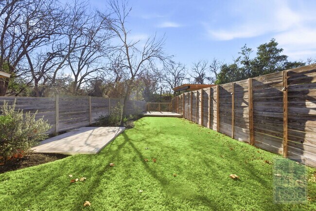 Building Photo - 4701 Sara Dr