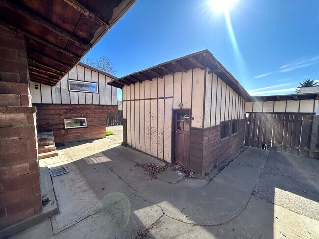 Building Photo - Unique 5 Bedroom Home