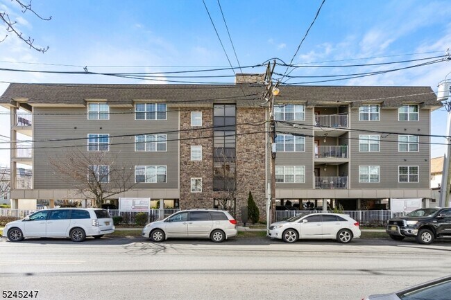Primary Photo - 594 Jefferson Ave