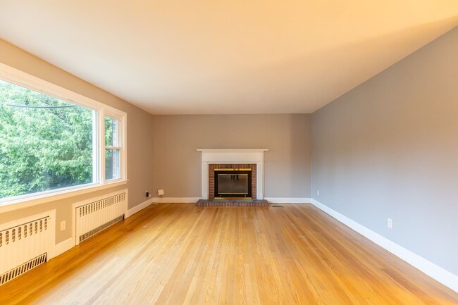 Building Photo - 3 Bedroom, 2 Bathroom home with Finished B...