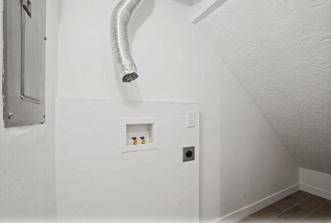 Building Photo - Cute 4-Bedroom Home in Vineyard!