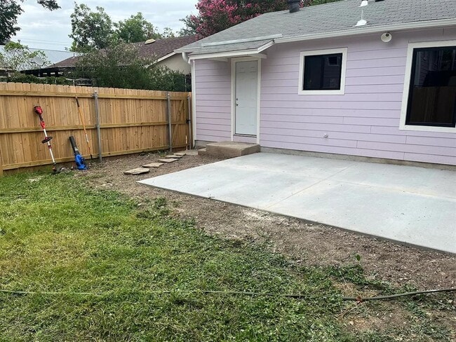 Building Photo - 4412 Bellvue Ave