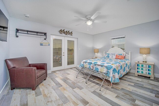 Building Photo - AVAILABLE MARCH 15TH 2026 -Downtown Flagler Beach Furnished 3 bedroom 1 bath!